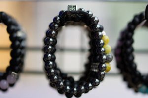 Découvrez les vertus de la pierre tourmaline noire : origine, bienfaits traditionnels et conseils pour l'intégrer au quotidien.